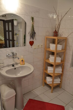 Alloggio su due livelli, 2 camere da letto, cucina | Bagno | Doccia, set di cortesia gratuito, asciugacapelli, asciugamani