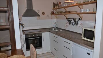 Studio Suite, 1 Bedroom, Kitchenette | Private kitchenette | Fridge, microwave, oven, stovetop