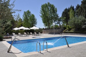 Seasonal outdoor pool, pool umbrellas, pool loungers - La Fuensanta (Horche)