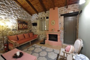 华丽双人房 | 起居区 | 平板电视、壁炉