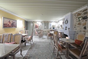 每日供应自助式早餐（每人 EUR 5）