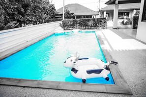Piscina com boias de animais infláveis.