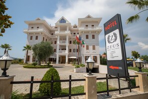 Front of property - Vila Zeus Hotel (Nikël)