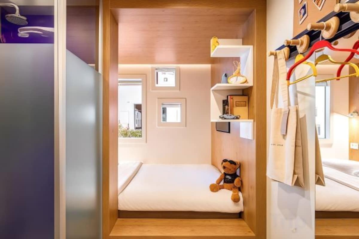 WiFi (free), bed sheets