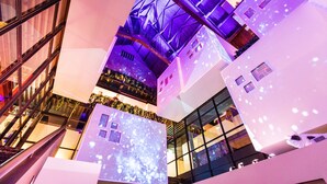 A modern building with multiple floors and a unique architectural design. - Bunk Hotel Amsterdam (Amsterdam)