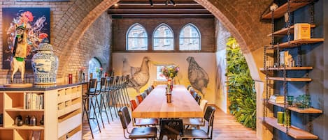Se sirven comidas, cenas y cocina local e internacional