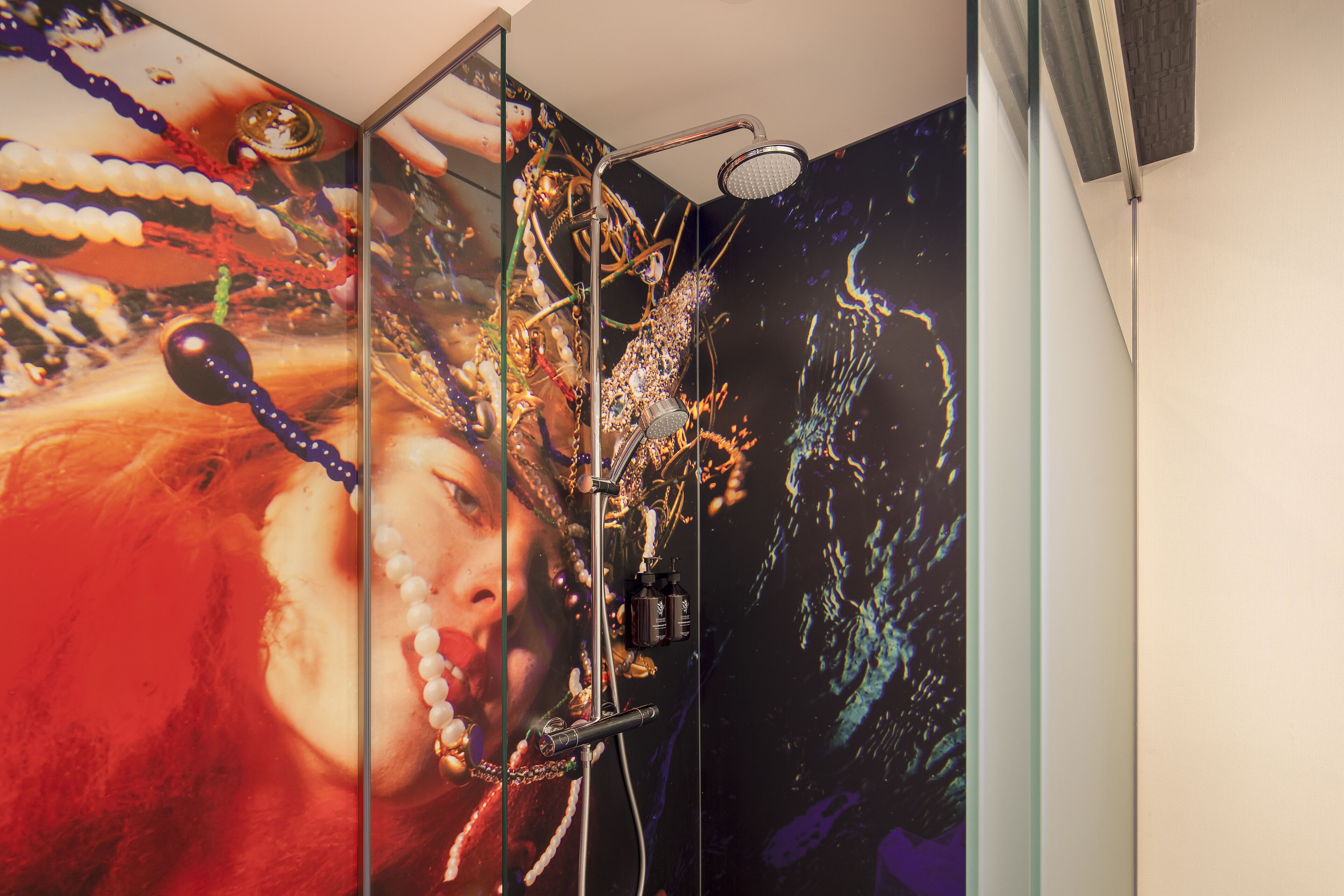 shower, rainfall showerhead, free toiletries, towels