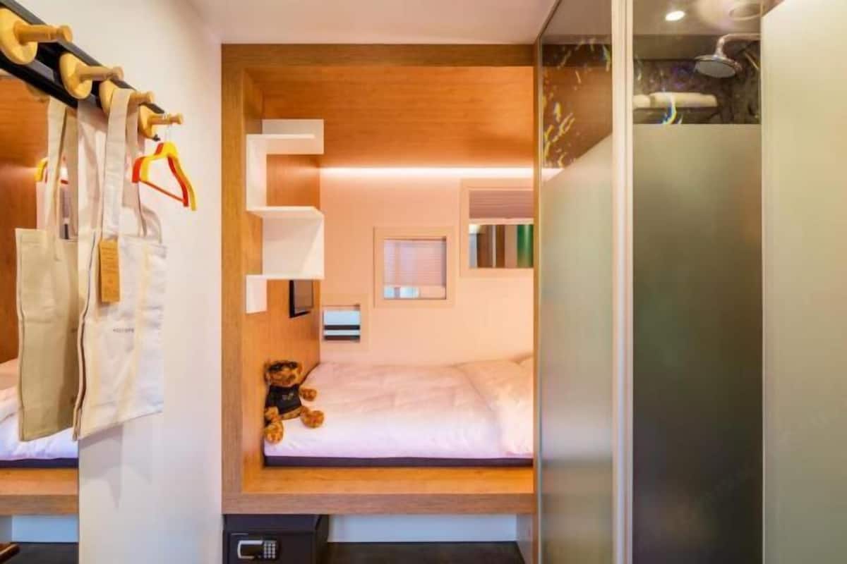 Hypo-allergenic bedding, in-room safe, iron/ironing board, free WiFi