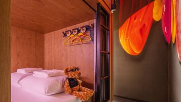 BUNK POD FOR 2 IN A SHARED DORM | Hypoallergeen beddengoed, een kluis op de kamer