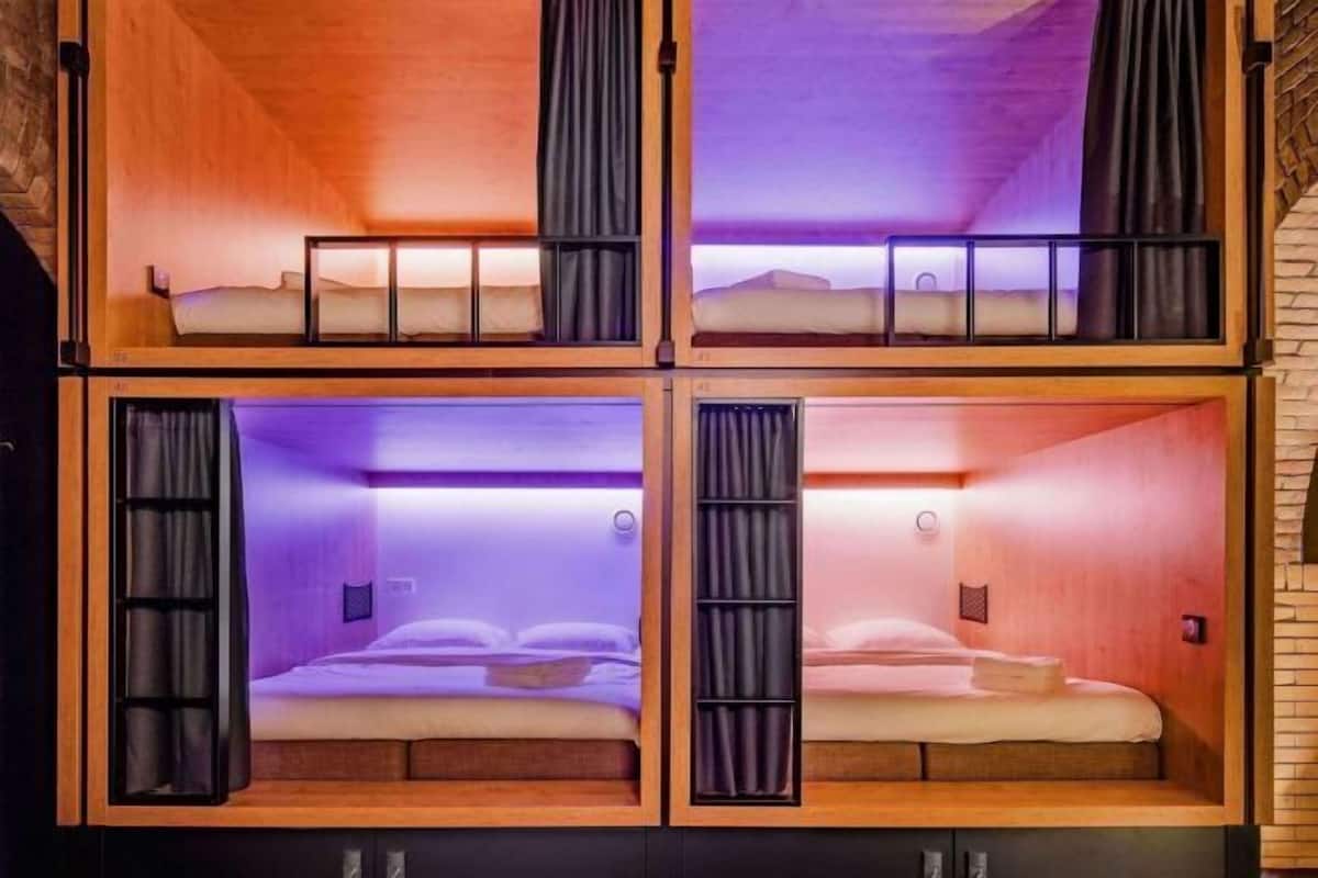 Hypo-allergenic bedding, in-room safe, iron/ironing board, free WiFi