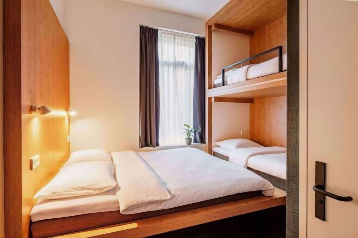 Hypo-allergenic bedding, in-room safe, iron/ironing board, free WiFi