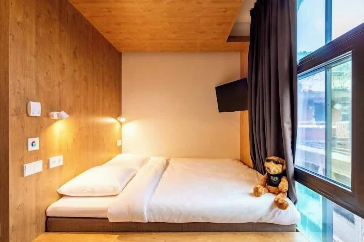 Hypo-allergenic bedding, in-room safe, iron/ironing board, free WiFi