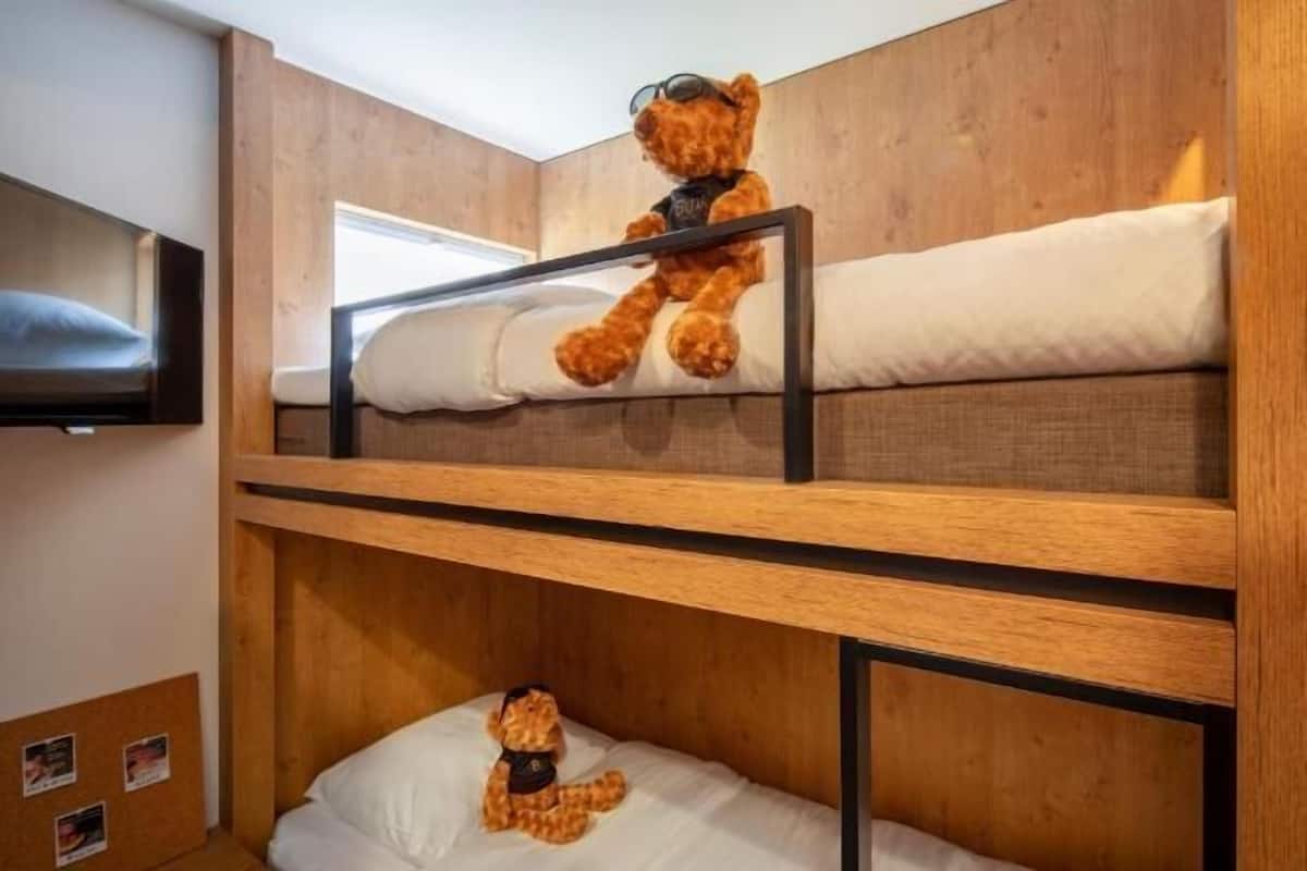 Hypo-allergenic bedding, in-room safe, iron/ironing board, free WiFi