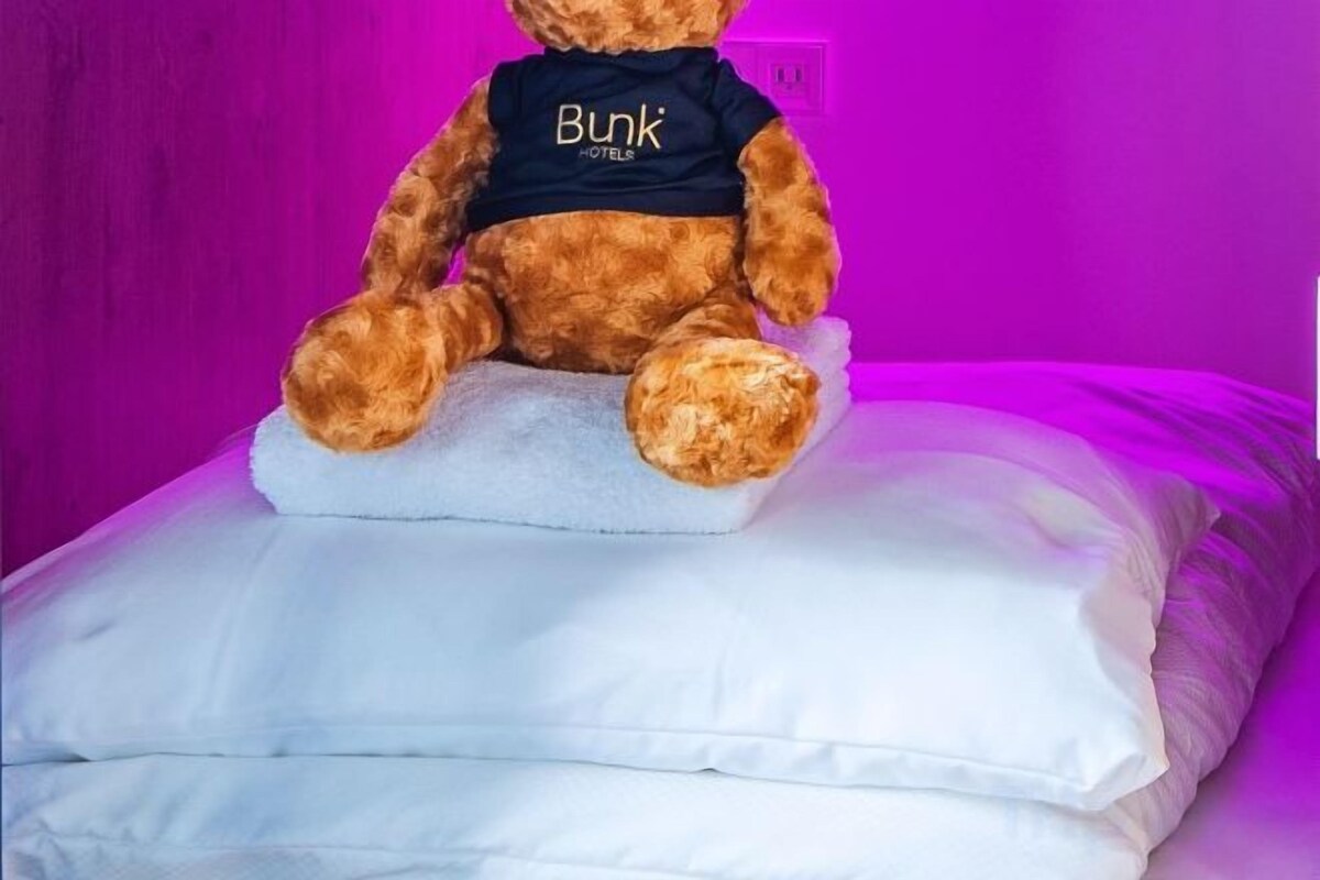 Hypo-allergenic bedding, in-room safe, iron/ironing board (on request)
