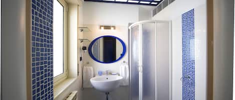 Chambre Double, 1 trĂšs grand lit | Salle de bain | Douche, articles de toilette gratuits, sĂšche-cheveux, bidet