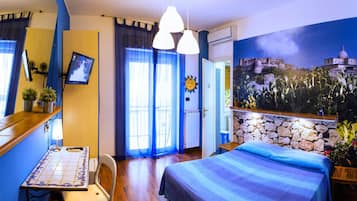 Ropa de cama de alta calidad y caja de seguridad en la habitación