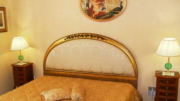 Kolmen hengen classic-huone | Italialaiset Frette-lakanat, ylelliset vuodevaatteet, untuvapeitot