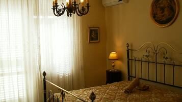 Kolmen hengen comfort-huone | Italialaiset Frette-lakanat, ylelliset vuodevaatteet, untuvapeitot