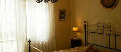 Habitación triple Confort | Sábanas italianas Frette, ropa de cama de alta calidad y edredón