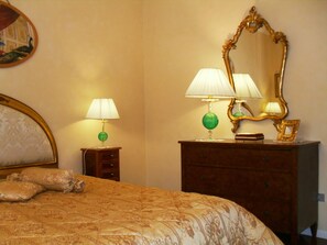 Classic Triple Room | Frette Italian sheets, premium bedding, down comforters - I 13 Cavalieri Guest House (Barletta)