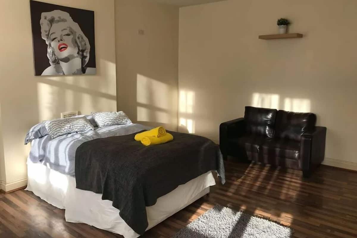Iron/ironing board, free WiFi, bed sheets