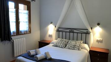 Escritorio, cortinas opacas, wifi gratis y ropa de cama