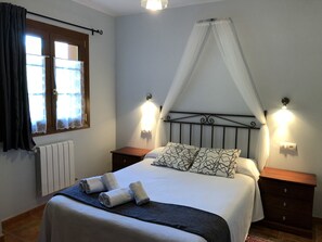 Escrivaninha, cortinas blackout, Wi-Fi de cortesia, roupa de cama