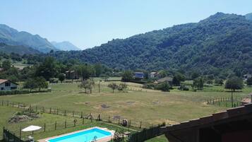 Una piscina al aire libre de temporada, tumbonas