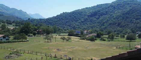 En säsongsöppen utomhuspool och solstolar