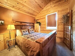 4 bedrooms, iron/ironing board, travel cot, free WiFi - 23 MI to YNP | Mountain Views | Golf Course Cabin (Island Park)