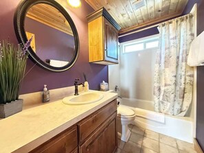 Combined shower/bathtub, hair dryer, towels - 23 MI to YNP | Mountain Views | Golf Course Cabin (Island Park)