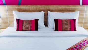 Superior, 1 King Bed, Non Smoking, City View