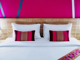 Habitación superior, 1 cama de matrimonio grande, no fumadores, vistas a la ciudad | Escritorio, espacio para trabajar con un portátil, cortinas opacas
