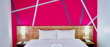 Habitación superior, 1 cama de matrimonio grande, no fumadores, vistas a la ciudad | Escritorio, espacio para trabajar con un portátil, cortinas opacas