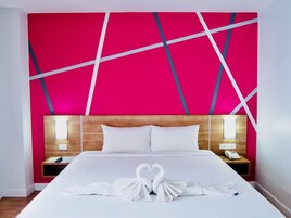 Habitación superior, 1 cama de matrimonio grande, no fumadores, vistas a la ciudad | Escritorio, espacio para trabajar con un portátil, cortinas opacas