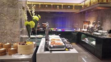 Daily buffet breakfast (CNY 58.00 per person)