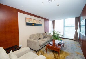 Executive-Suite | Minibar, Zimmersafe, Schreibtisch, Verdunkelungsvorhänge