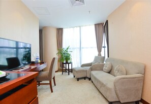 スーペリア スイート | ミニバー、セーフティボックス (室内)、デスク、遮光カーテン