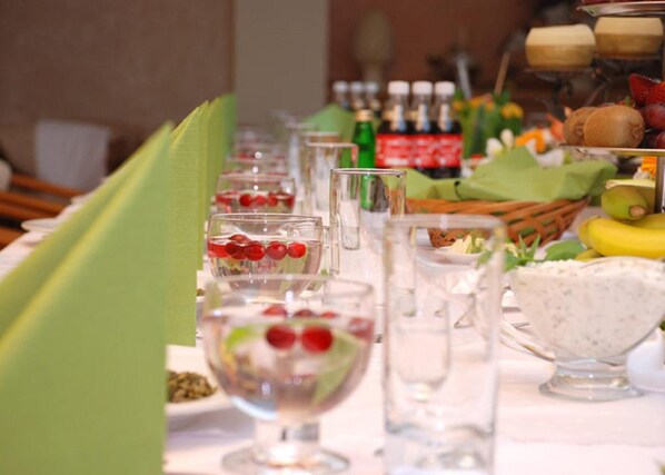 Une table de buffet proposant une variété de plats et de boissons.
