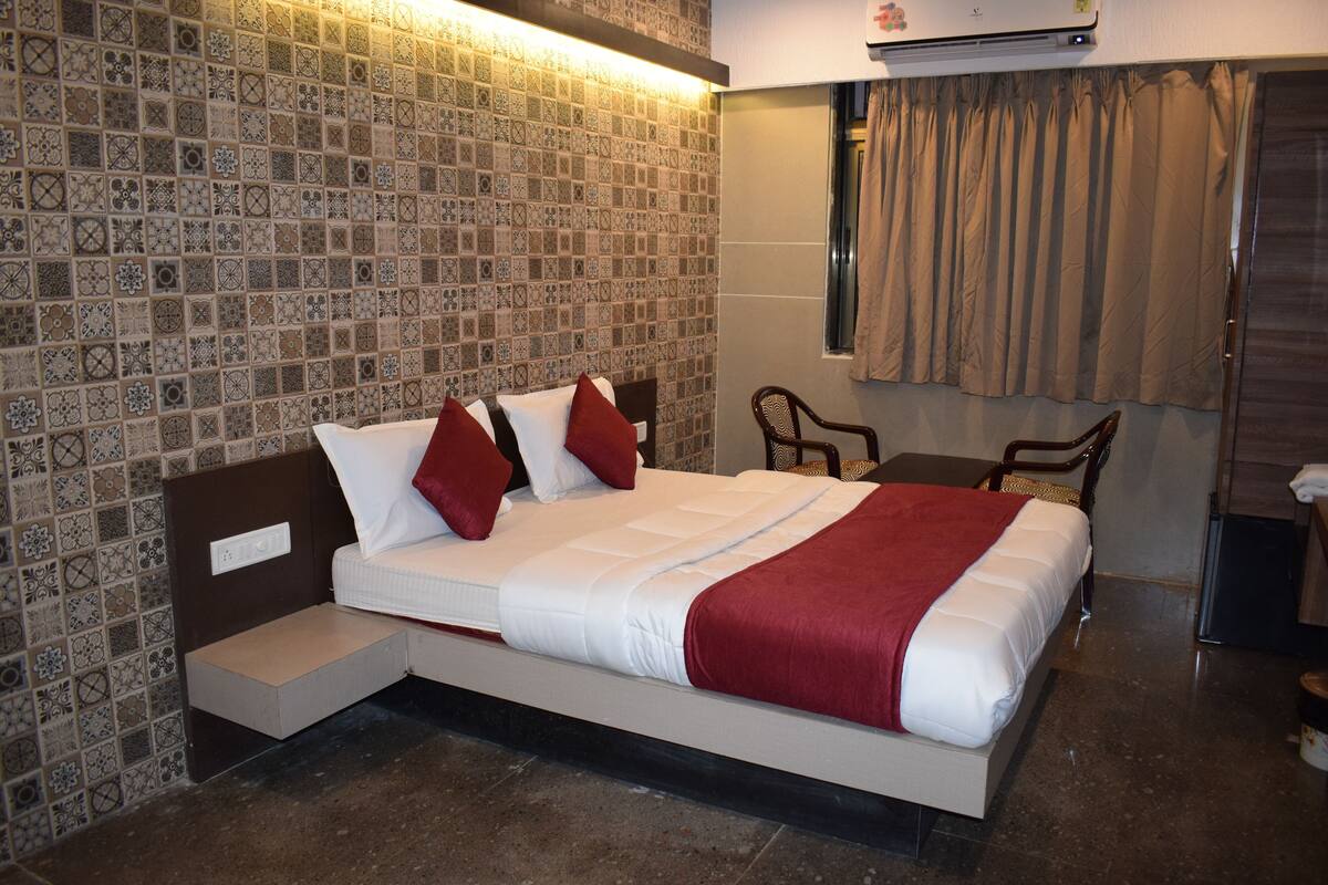 Deluxe Room, 1 Double Bed | In-room safe, desk, bed sheets