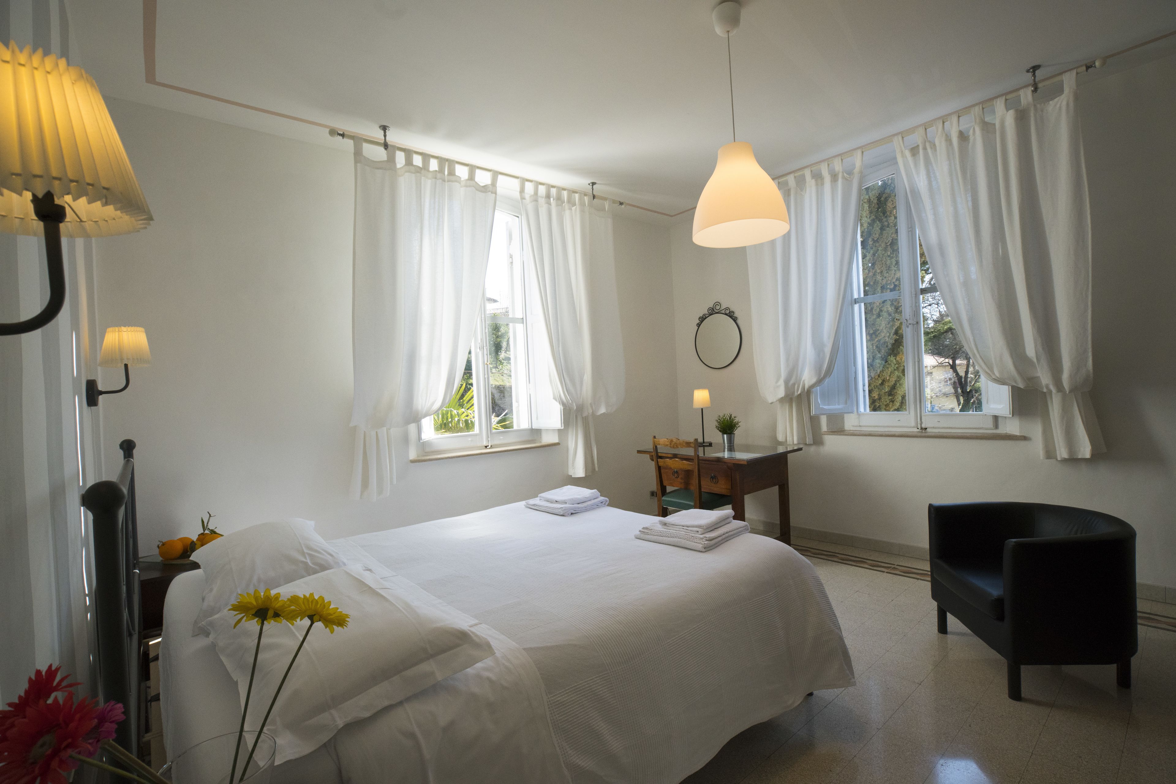 Classic Double Room, Shared Bathroom | Desk, free WiFi, bed sheets