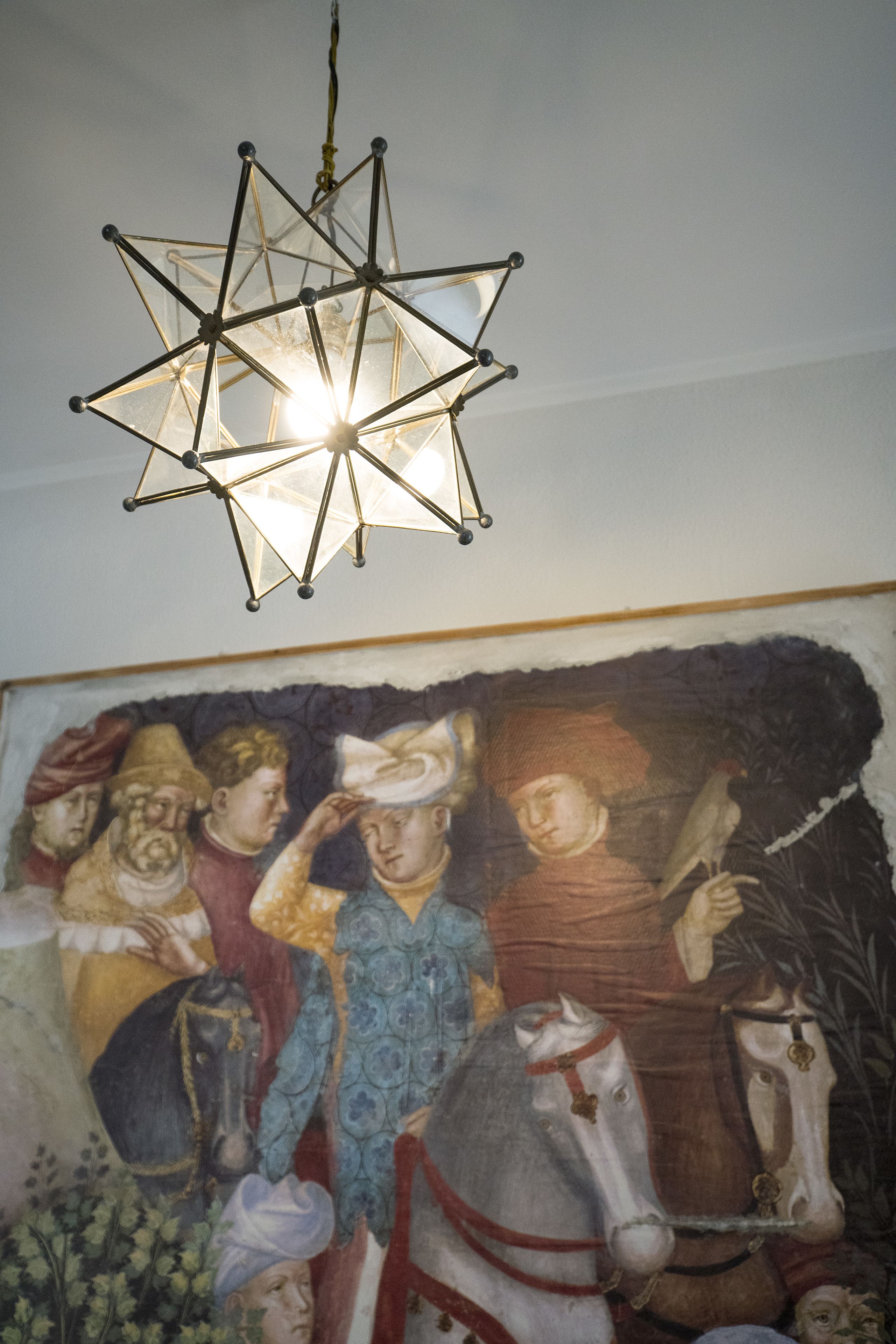 Un candelabro geométrico con varias fuentes de luz.