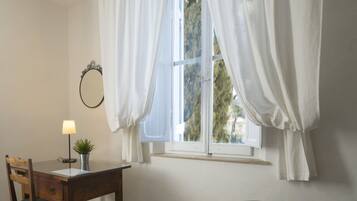 Classic Double Room, Shared Bathroom | Desk, free WiFi, bed sheets