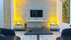 Lobby-lounge