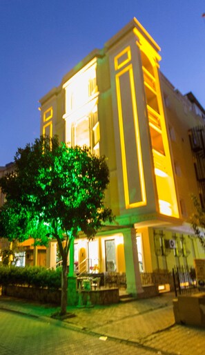 Front of property – evening/night - Sari Konak Apart Hotel (Adana)