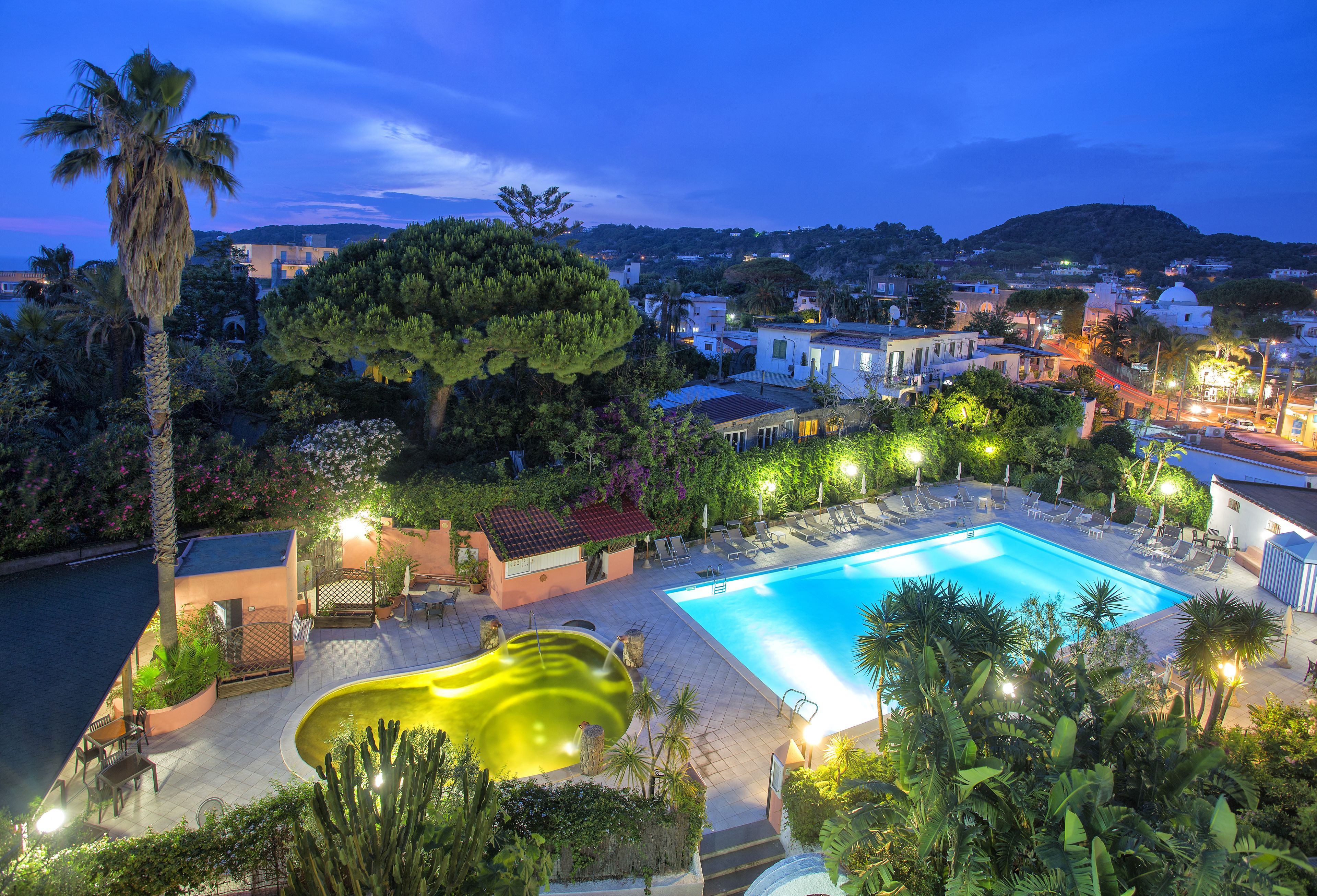 Una piscina cubierta, una piscina al aire libre