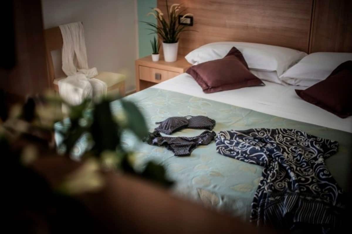 Minibar, cunas, wifi gratis y ropa de cama
