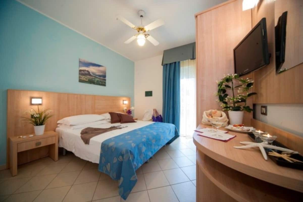 Minibar, cunas, wifi gratis y ropa de cama