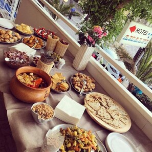 A buffet table with various dishes and utensils. - Hotel Amalfi riccione (Riccione)