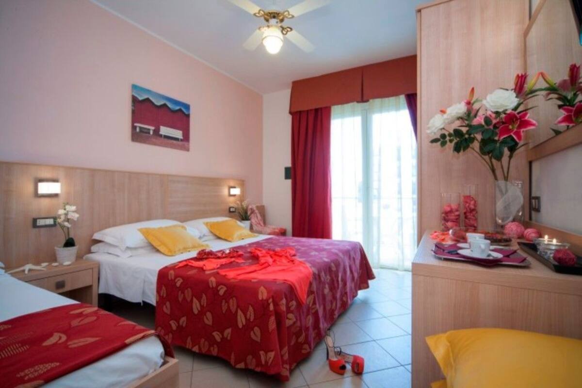 Habitación triple | Minibar, cunas, wifi gratis y ropa de cama